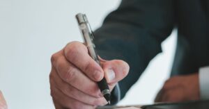 무룬팩의 임시 CEO 겸 법무 담당 수석은 멀렌웩의 짧은 축출 기간 동안 상호 양도 해고 합의에 서명했습니다.