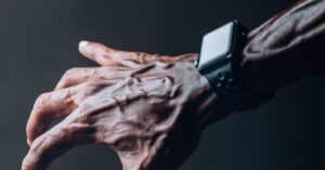 애플, 웨어러블 시장 공략 강화…후발주자 Whoop과 경쟁 본격화