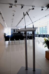 팔로우 대선 보도? 위 문장을 정확히 번역하면: 파라지의 선임 보좌관이 기부금 법규를 피하는 방법을 암시하는 장면이 촬영되었다