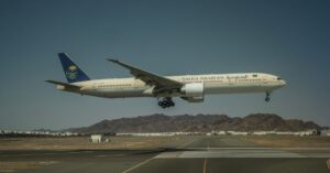 사우디아라비아 공항 공격으로 3명 사망… 후티 bound officials에 의해 확인\”