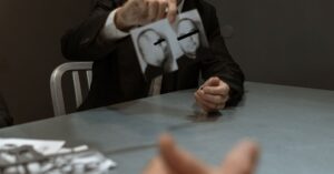 독일 전 정보장관 지명 수사 중 체포… espionage와 반역 혐의로 체포