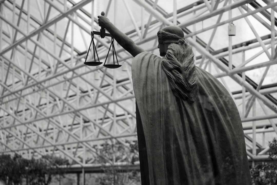 러셀 브랜드 성범죄 재판서 피해 주장 여성 진술…브랜드는 혐의 부인